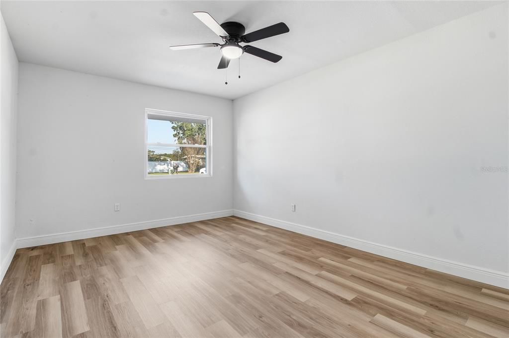 На продажу: $260,000 (4 спален, 2 ванн, 1300 Квадратных фут)