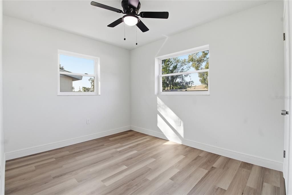 На продажу: $260,000 (4 спален, 2 ванн, 1300 Квадратных фут)