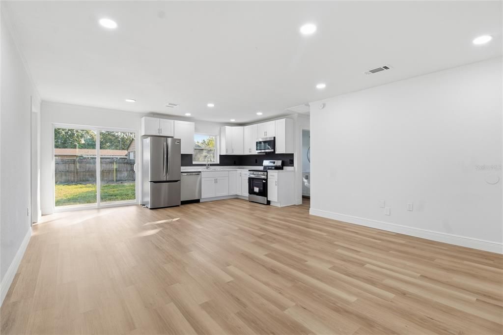 На продажу: $260,000 (4 спален, 2 ванн, 1300 Квадратных фут)