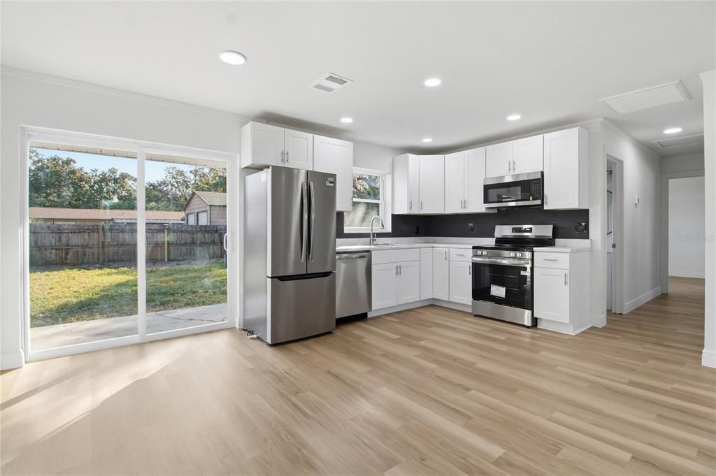 На продажу: $260,000 (4 спален, 2 ванн, 1300 Квадратных фут)