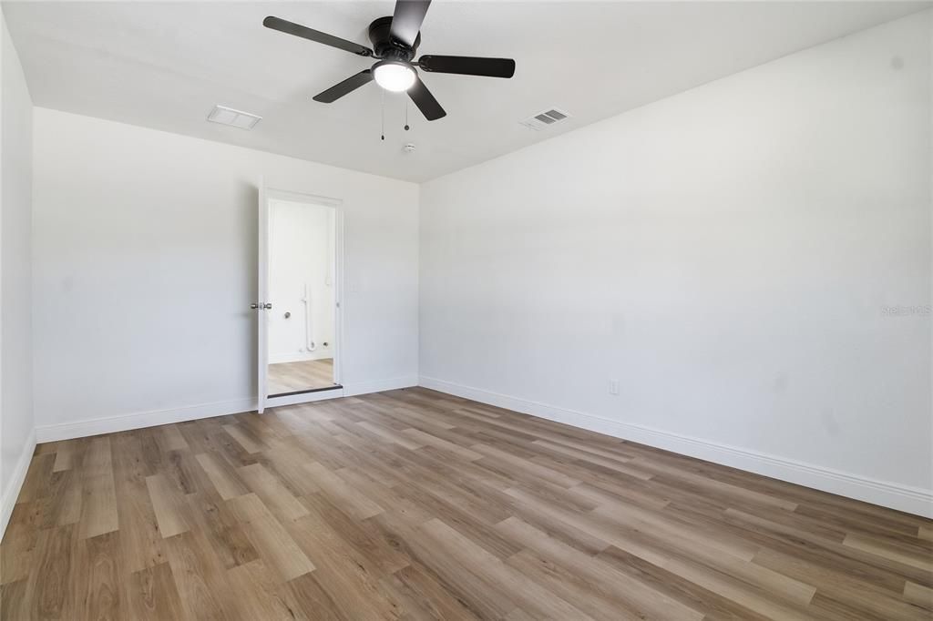 На продажу: $260,000 (4 спален, 2 ванн, 1300 Квадратных фут)