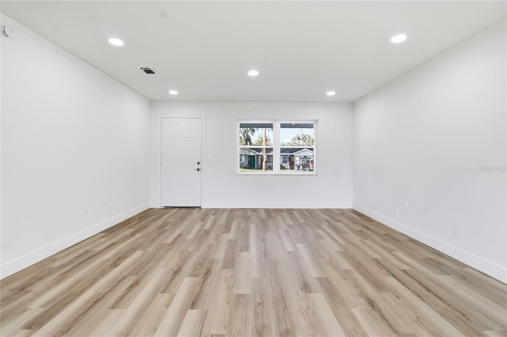 На продажу: $260,000 (4 спален, 2 ванн, 1300 Квадратных фут)