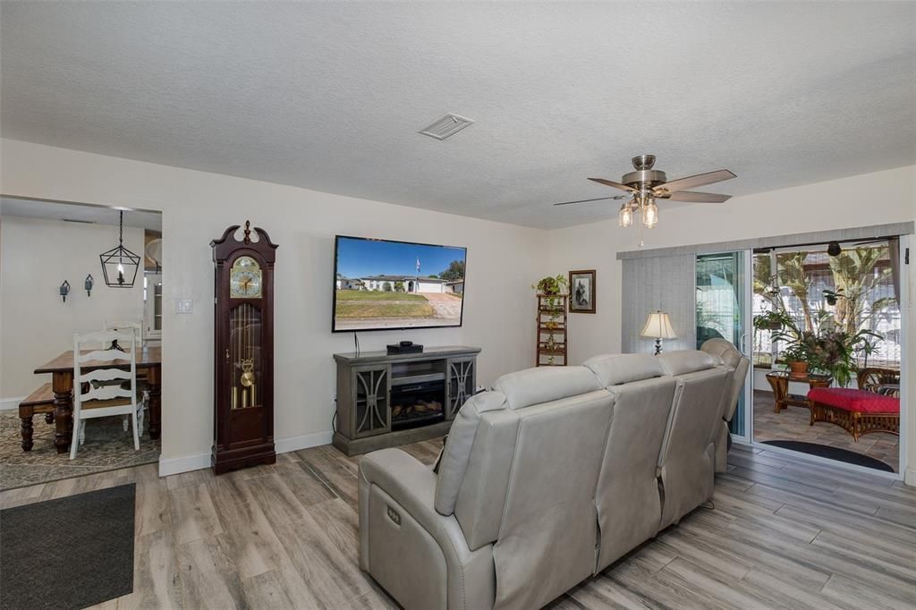 Active With Contract: $329,900 (3 beds, 2 baths, 1715 Square Feet)