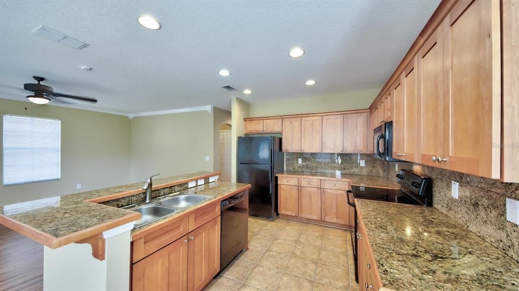 出租: $3,000 (4 贝兹, 3 浴室, 2547 平方英尺)