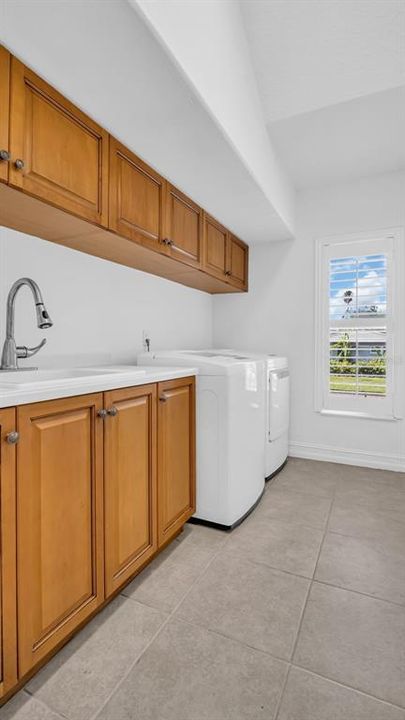 出租: $8,500 (4 贝兹, 4 浴室, 3515 平方英尺)