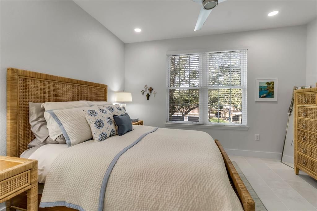 待售: $295,000 (1 贝兹, 1 浴室, 949 平方英尺)