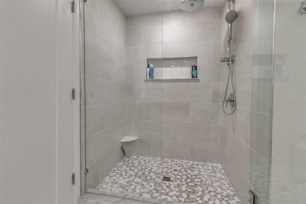 待售: $295,000 (1 贝兹, 1 浴室, 949 平方英尺)