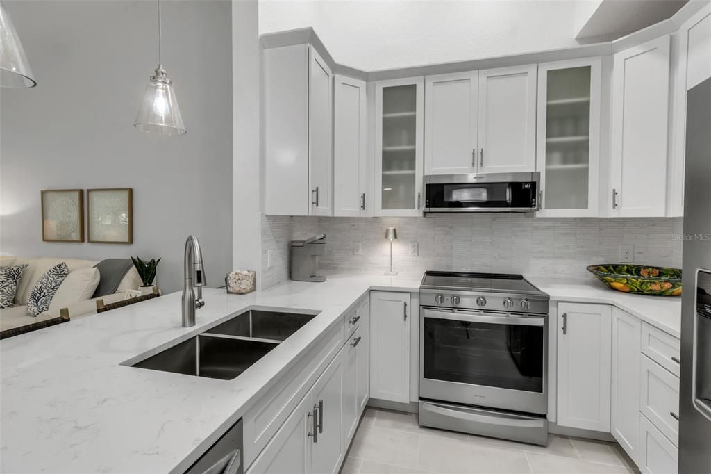 待售: $295,000 (1 贝兹, 1 浴室, 949 平方英尺)