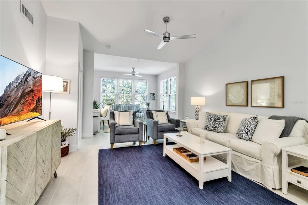 待售: $295,000 (1 贝兹, 1 浴室, 949 平方英尺)