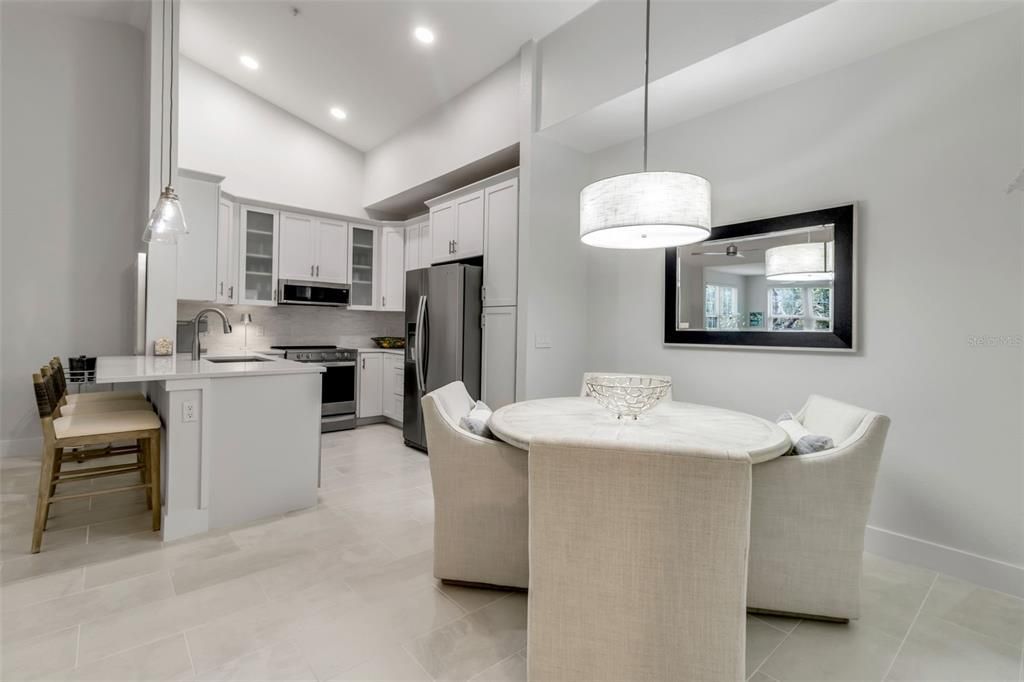 待售: $295,000 (1 贝兹, 1 浴室, 949 平方英尺)