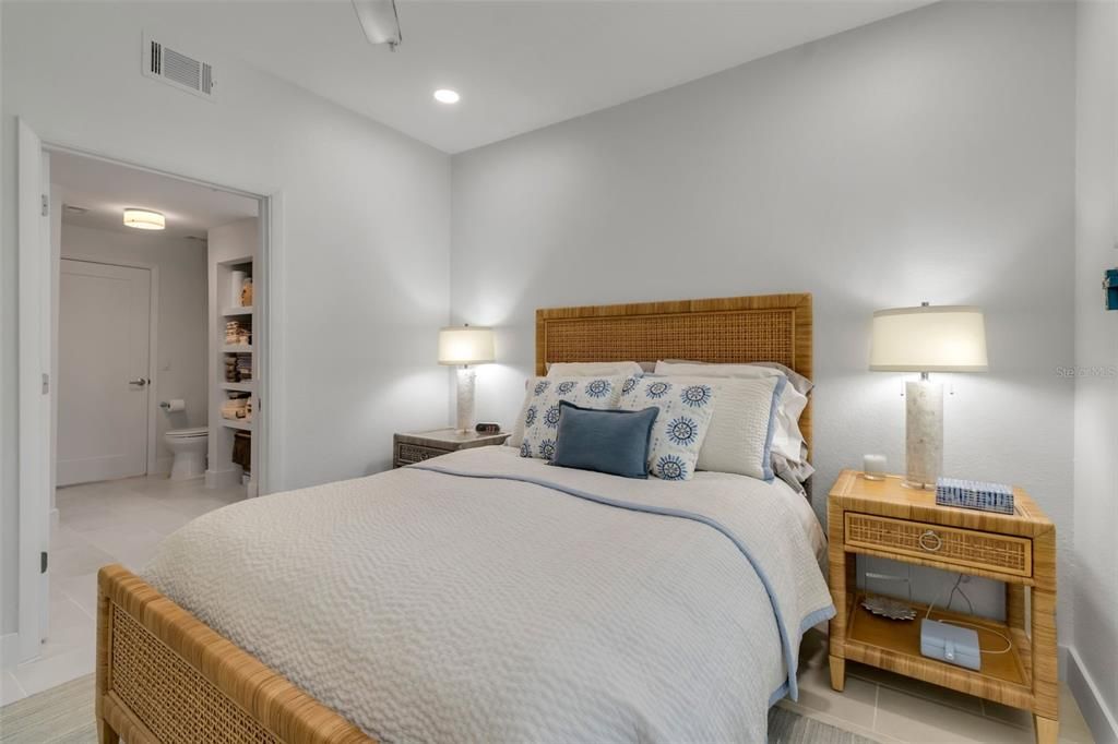 待售: $295,000 (1 贝兹, 1 浴室, 949 平方英尺)