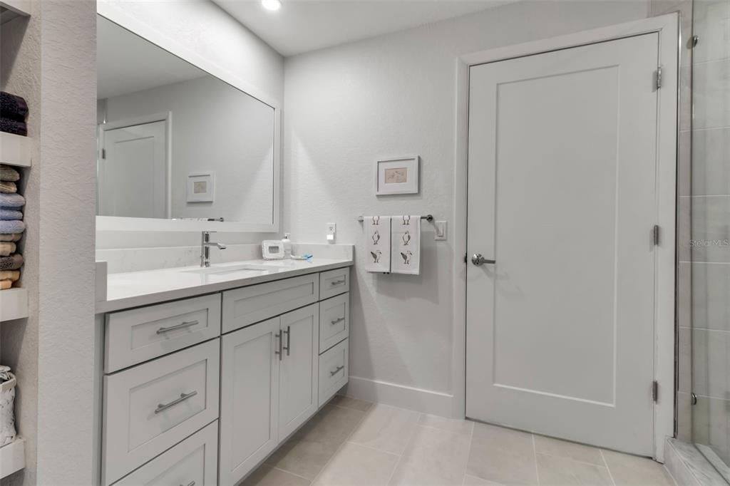 待售: $295,000 (1 贝兹, 1 浴室, 949 平方英尺)