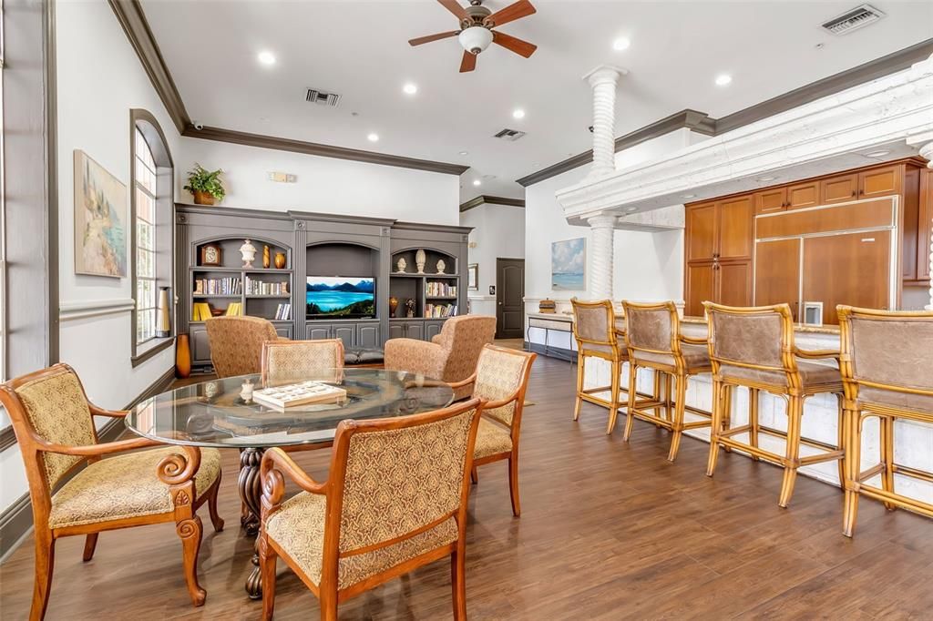 待售: $295,000 (1 贝兹, 1 浴室, 949 平方英尺)