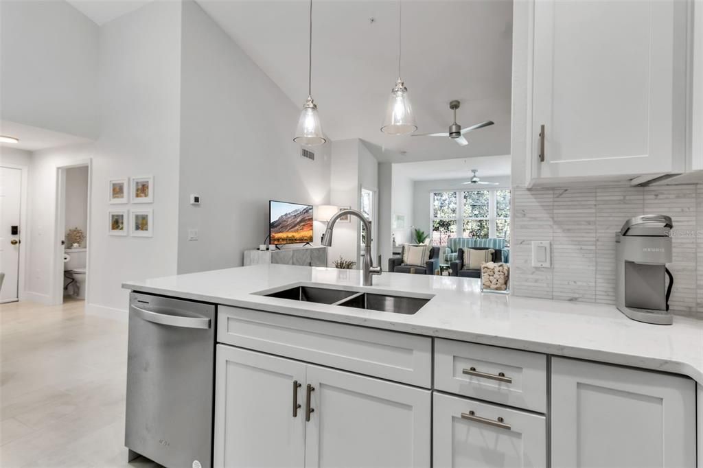 待售: $295,000 (1 贝兹, 1 浴室, 949 平方英尺)