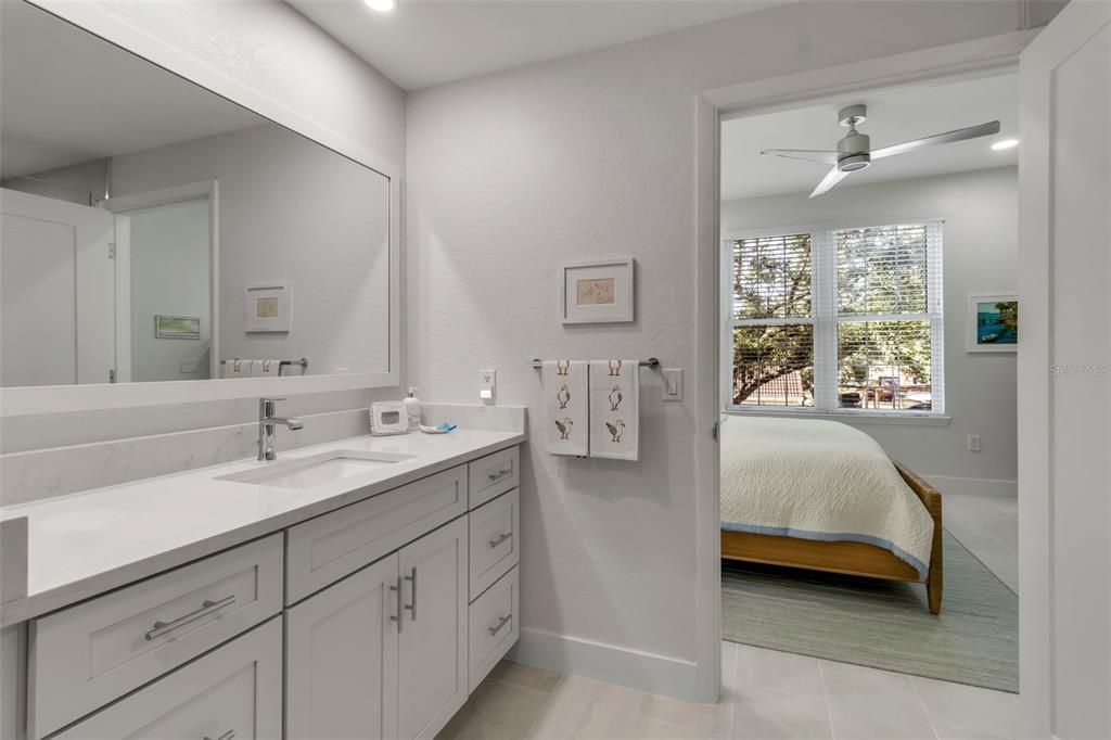 待售: $295,000 (1 贝兹, 1 浴室, 949 平方英尺)