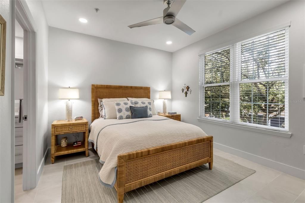 待售: $295,000 (1 贝兹, 1 浴室, 949 平方英尺)