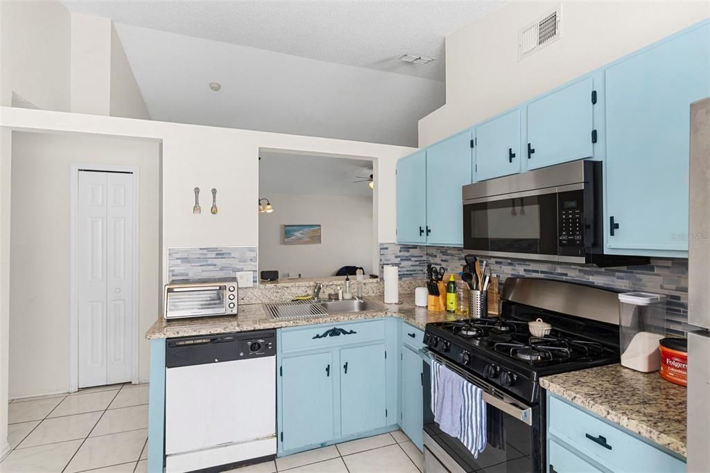 For Sale: $255,000 (3 beds, 2 baths, 1182 Square Feet)