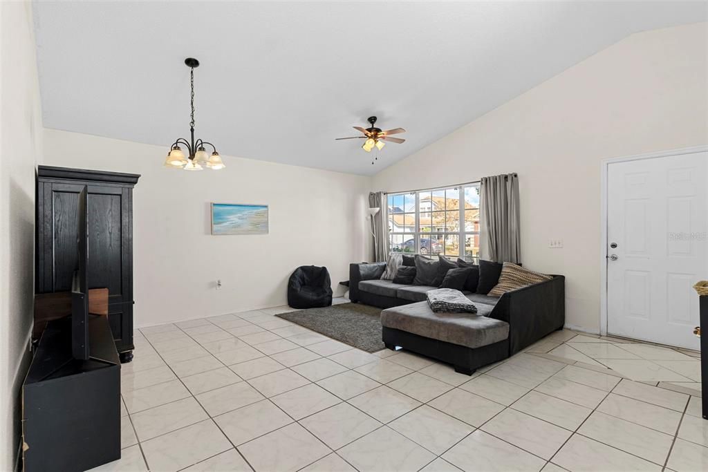 For Sale: $255,000 (3 beds, 2 baths, 1182 Square Feet)