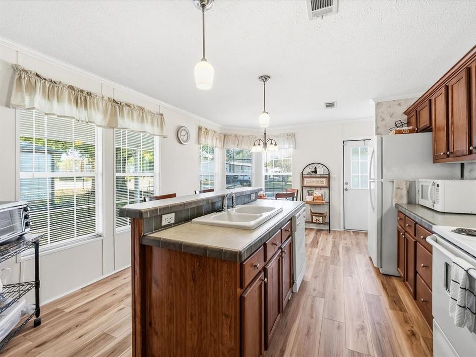 待售: $199,000 (3 贝兹, 2 浴室, 1344 平方英尺)