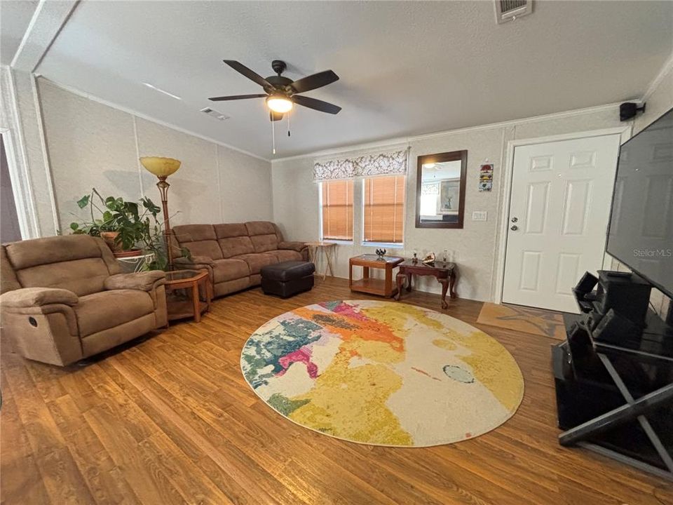 Под контрактом: $159,000 (2 спален, 2 ванн, 960 Квадратных фут)