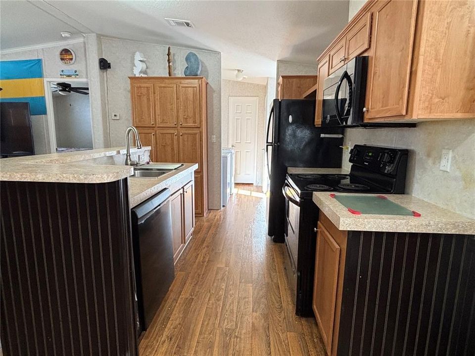 Под контрактом: $159,000 (2 спален, 2 ванн, 960 Квадратных фут)