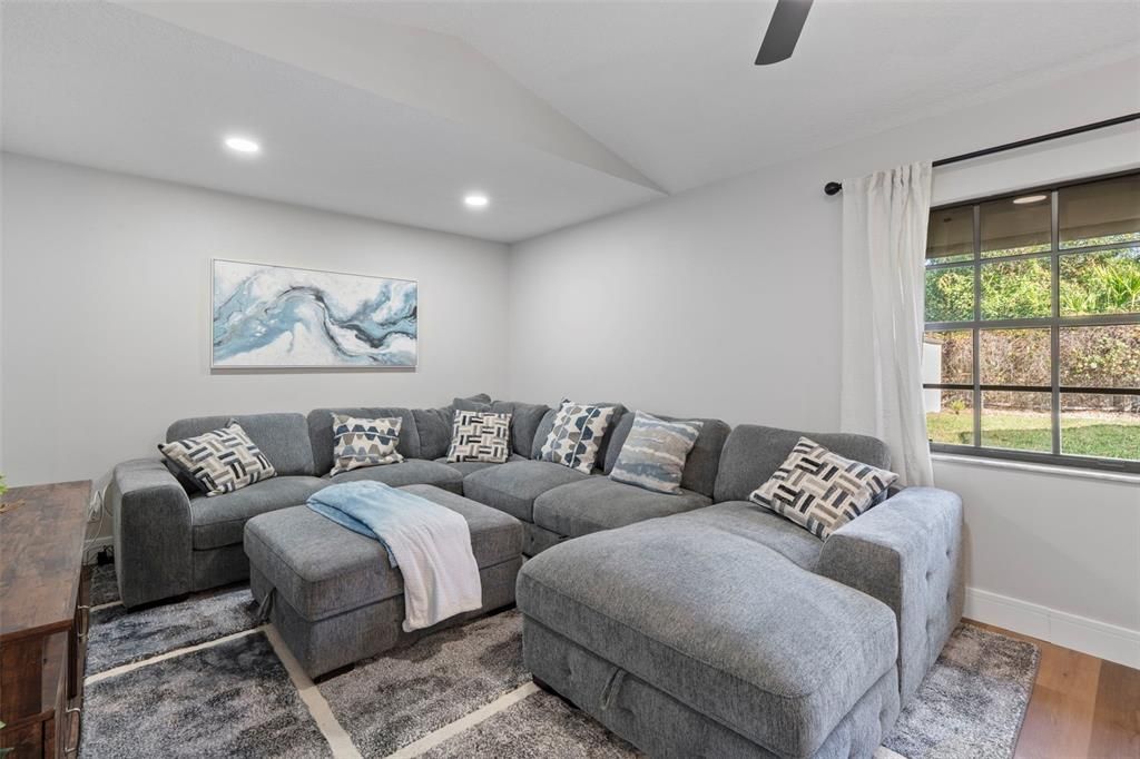 Под контрактом: $430,000 (4 спален, 2 ванн, 2027 Квадратных фут)