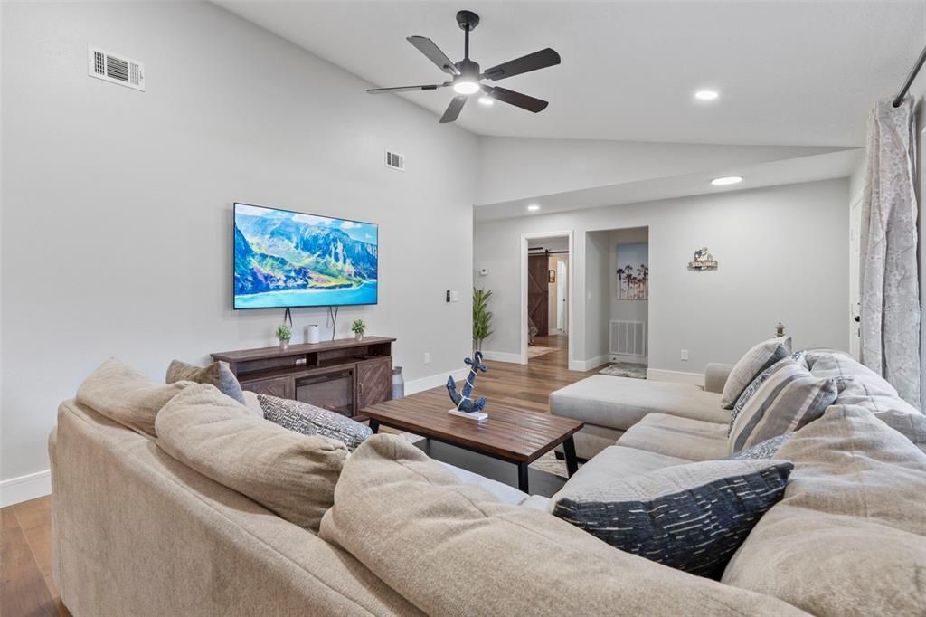 Под контрактом: $430,000 (4 спален, 2 ванн, 2027 Квадратных фут)