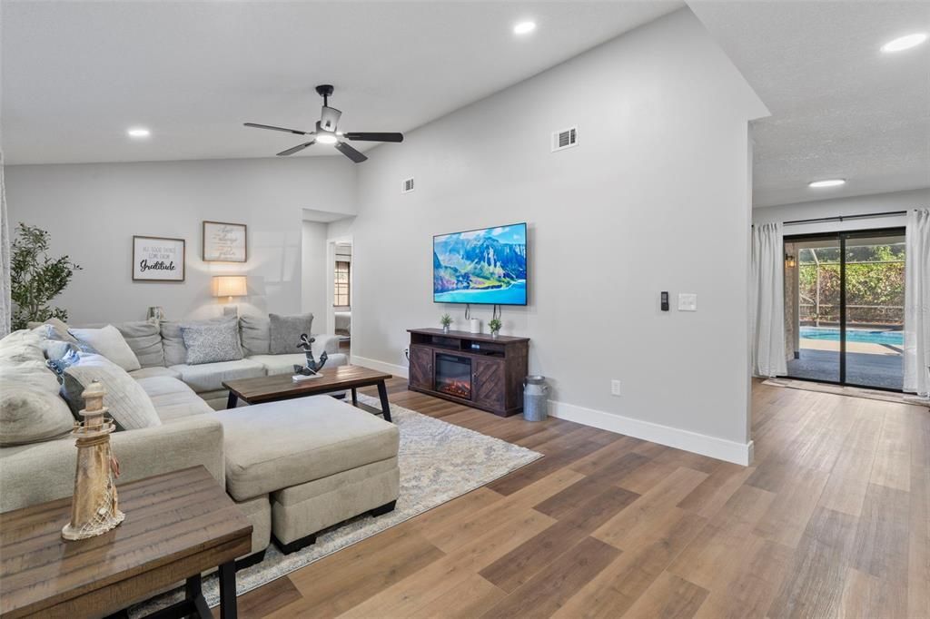 Под контрактом: $430,000 (4 спален, 2 ванн, 2027 Квадратных фут)