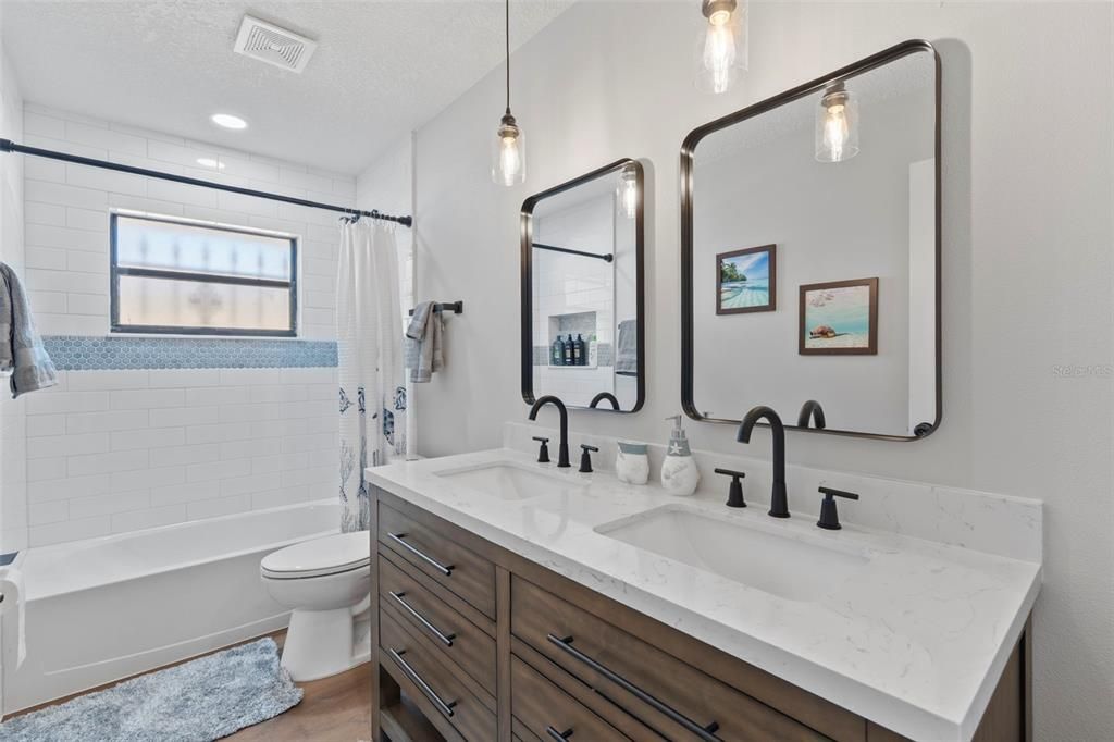 Под контрактом: $430,000 (4 спален, 2 ванн, 2027 Квадратных фут)