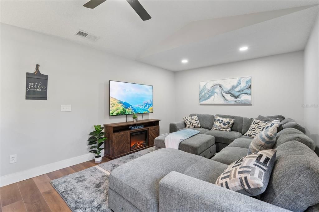 Под контрактом: $430,000 (4 спален, 2 ванн, 2027 Квадратных фут)