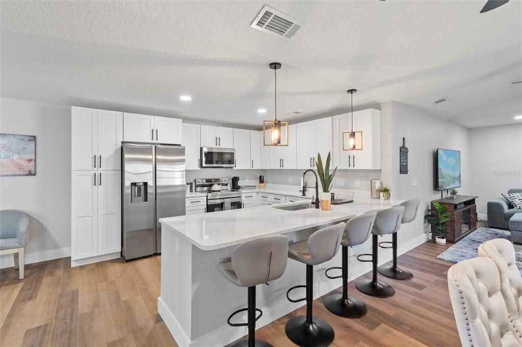 Под контрактом: $430,000 (4 спален, 2 ванн, 2027 Квадратных фут)