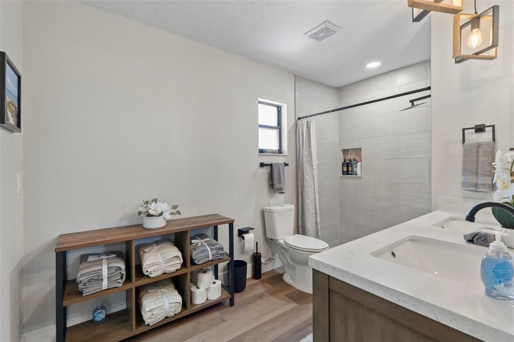 Под контрактом: $430,000 (4 спален, 2 ванн, 2027 Квадратных фут)