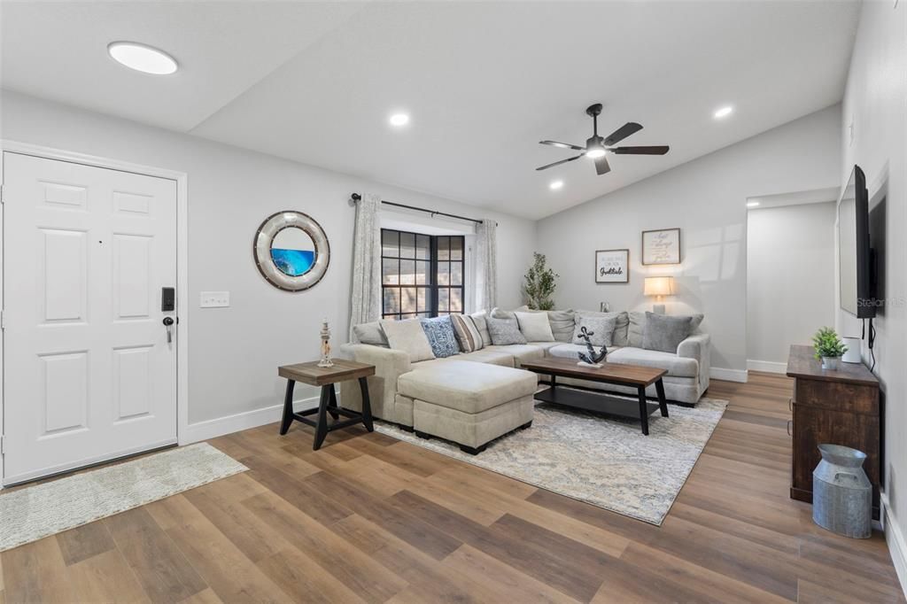 Под контрактом: $430,000 (4 спален, 2 ванн, 2027 Квадратных фут)