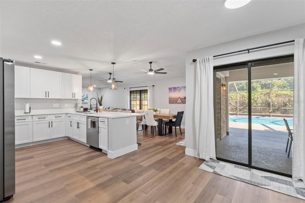 Под контрактом: $430,000 (4 спален, 2 ванн, 2027 Квадратных фут)