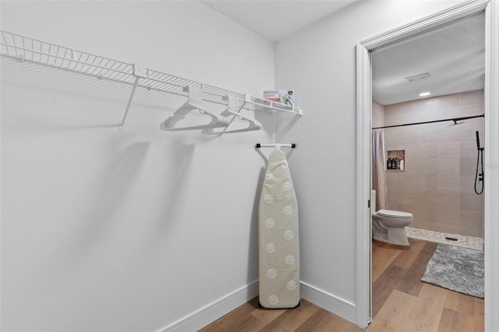 Под контрактом: $430,000 (4 спален, 2 ванн, 2027 Квадратных фут)