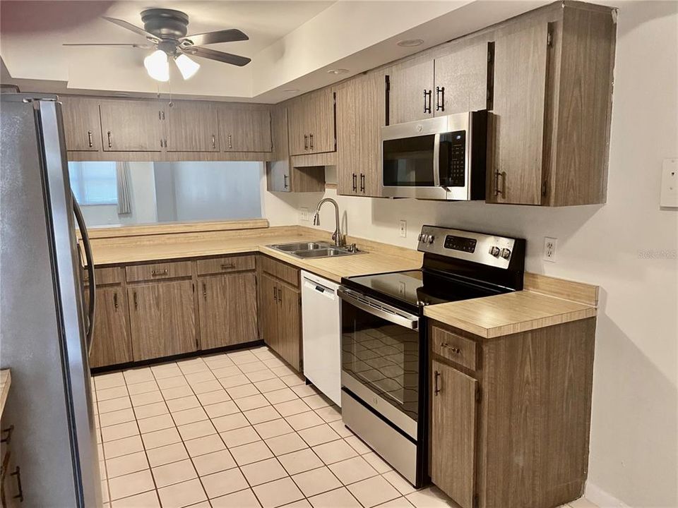 For Sale: $329,000 (3 beds, 2 baths, 1721 Square Feet)