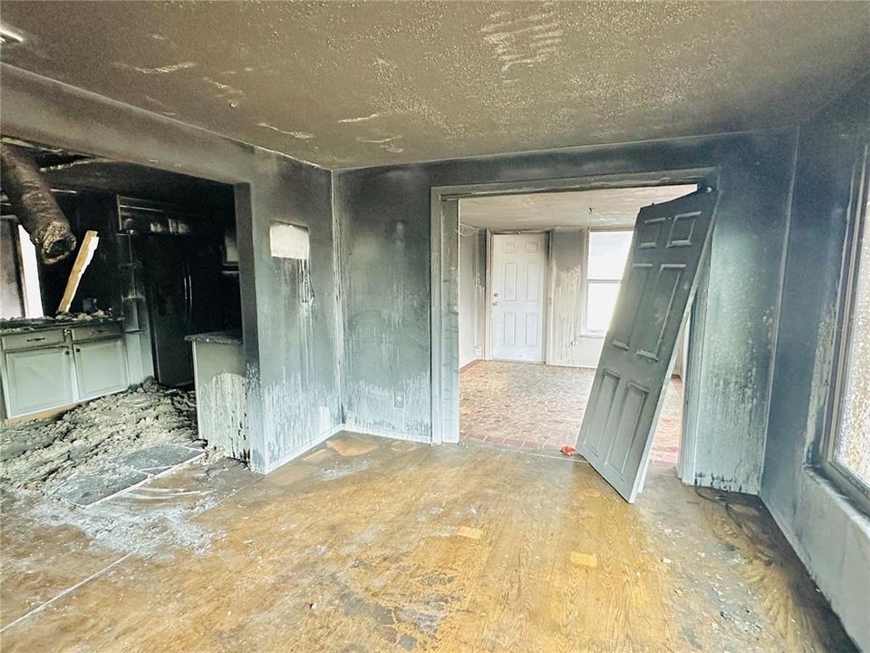 Active With Contract: $140,000 (2 beds, 1 baths, 1463 Square Feet)