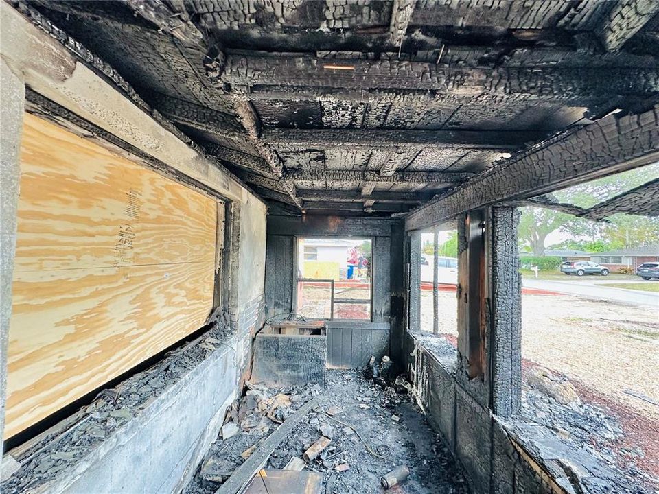 Active With Contract: $140,000 (2 beds, 1 baths, 1463 Square Feet)