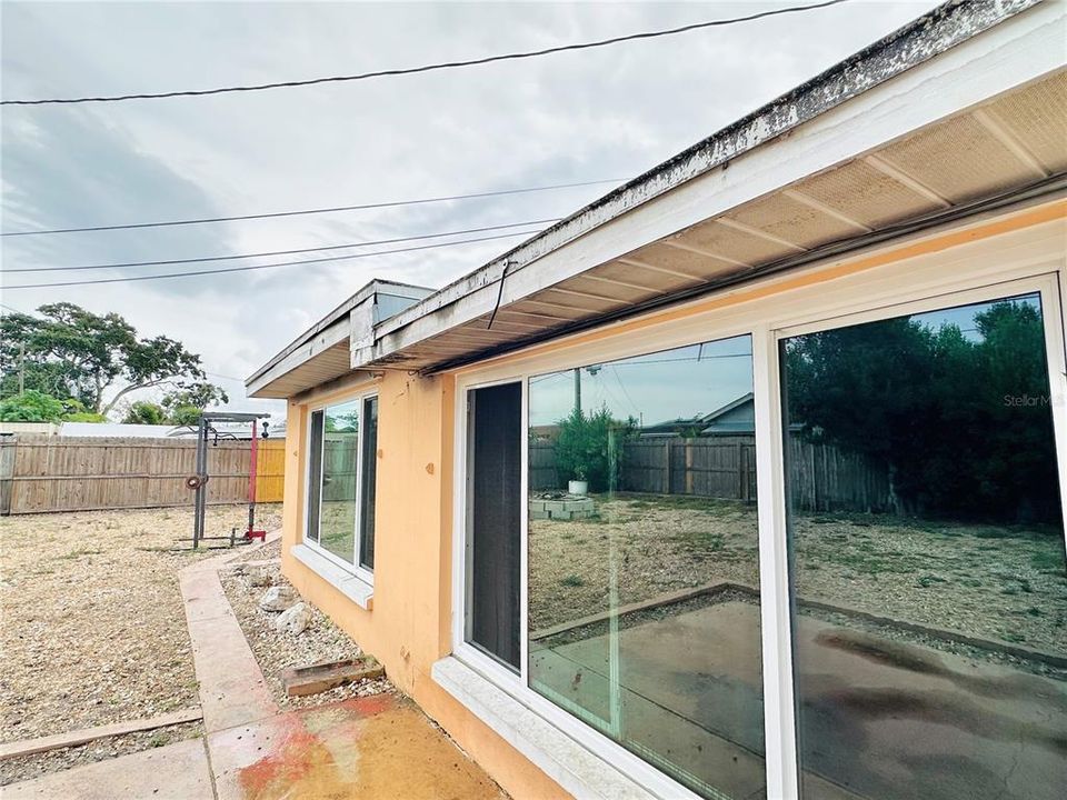 Active With Contract: $140,000 (2 beds, 1 baths, 1463 Square Feet)