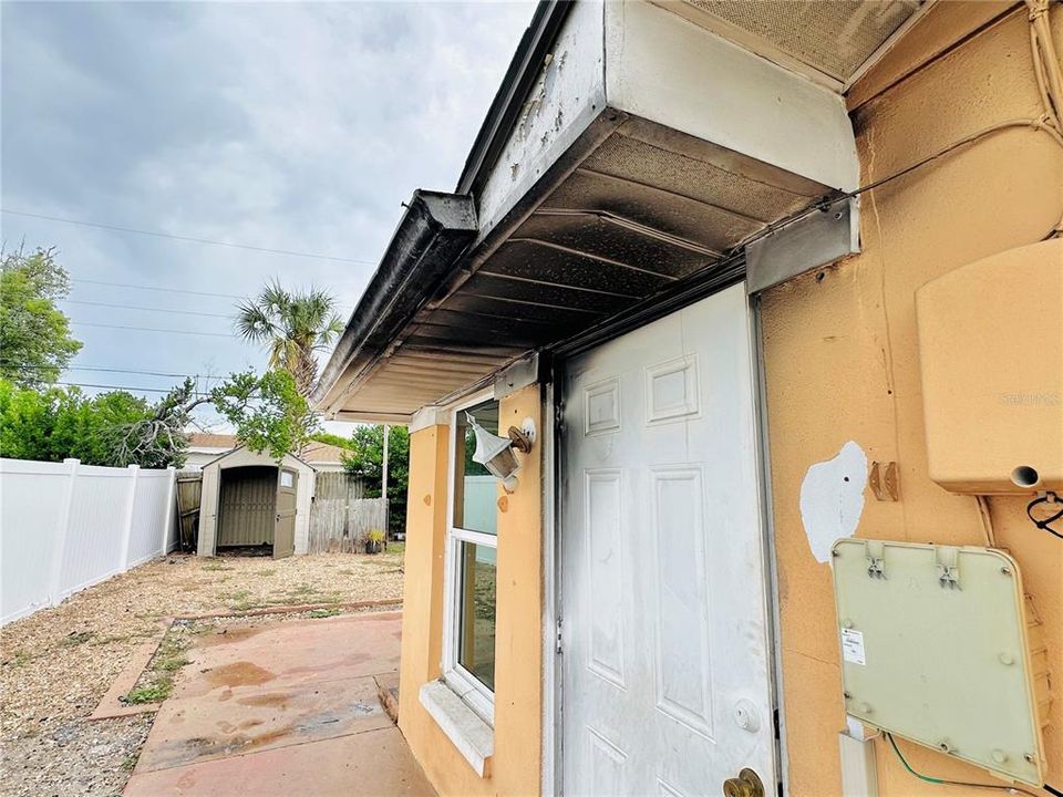 Active With Contract: $140,000 (2 beds, 1 baths, 1463 Square Feet)