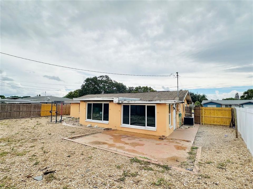 Active With Contract: $140,000 (2 beds, 1 baths, 1463 Square Feet)