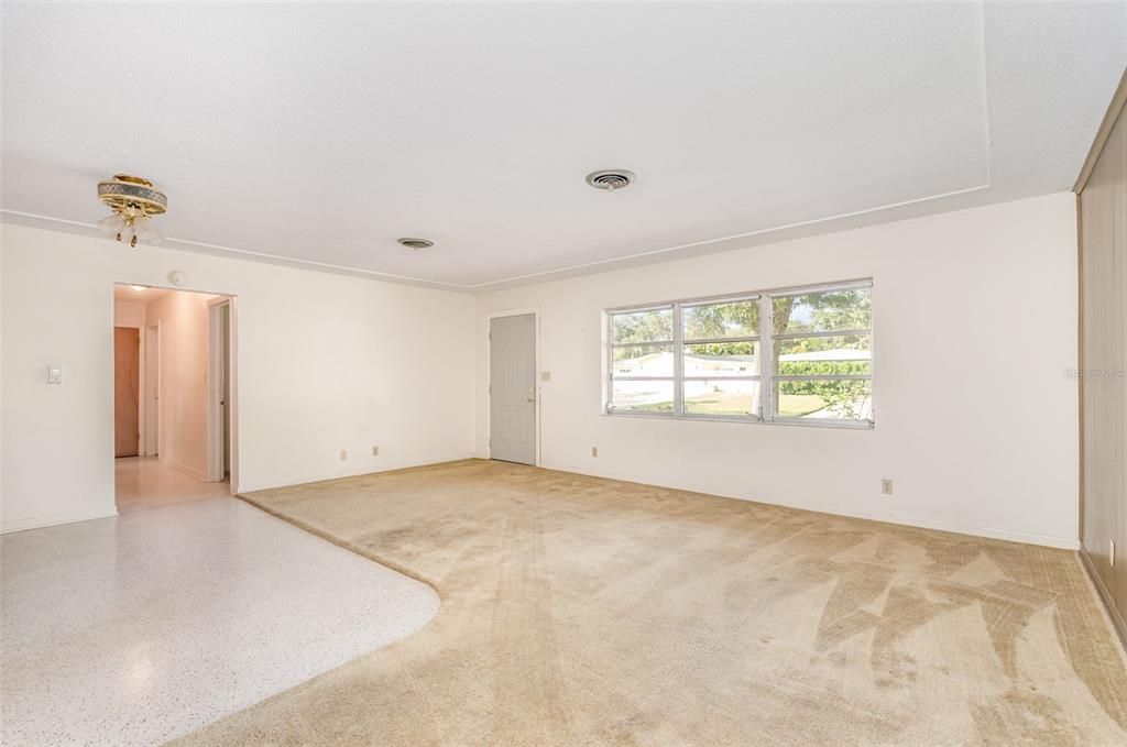 Под контрактом: $249,900 (3 спален, 2 ванн, 1942 Квадратных фут)