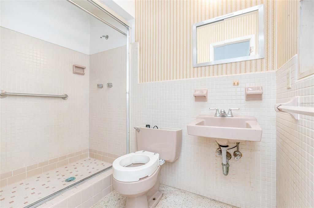 Под контрактом: $249,900 (3 спален, 2 ванн, 1942 Квадратных фут)