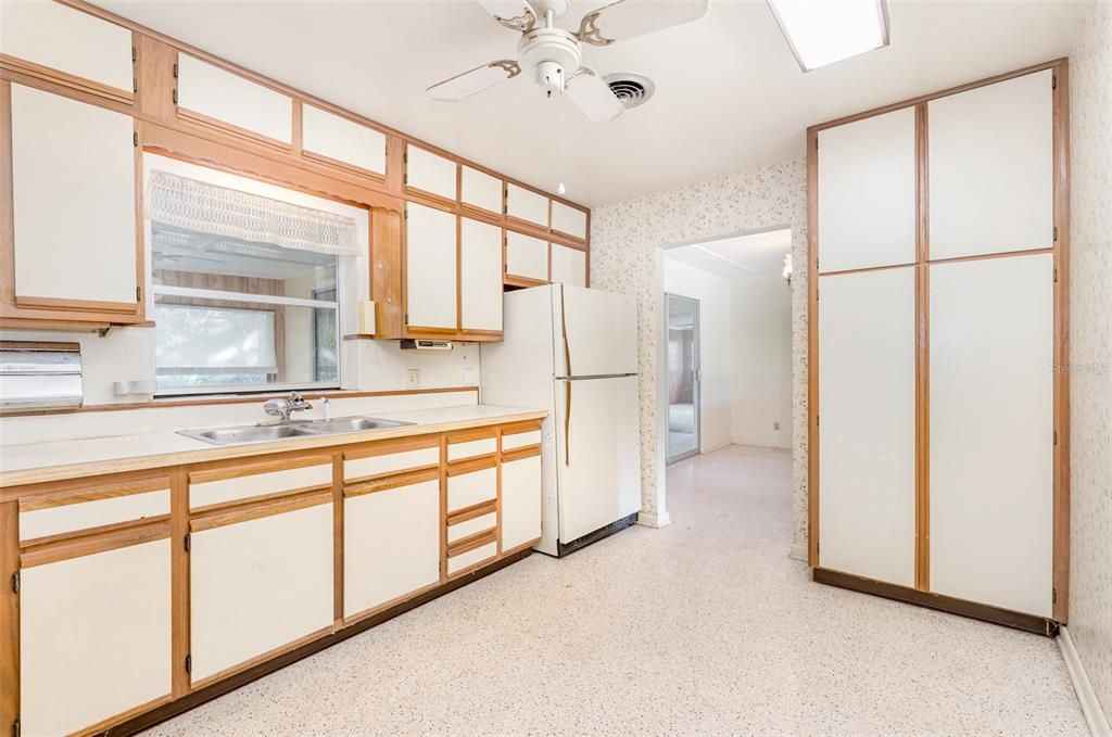 Под контрактом: $249,900 (3 спален, 2 ванн, 1942 Квадратных фут)