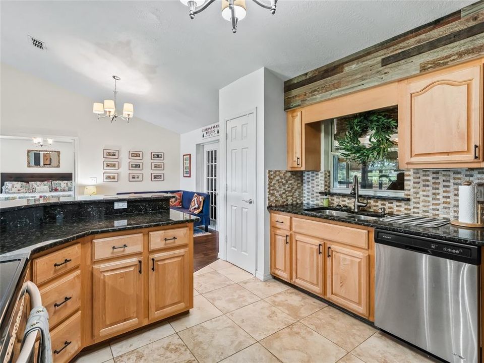 En Venta: $1,075,000 (3 camas, 2 baños, 1974 Pies cuadrados)