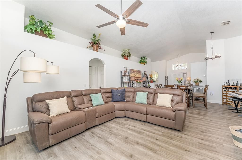 For Sale: $349,900 (3 beds, 2 baths, 1649 Square Feet)