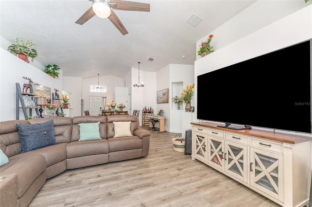 For Sale: $349,900 (3 beds, 2 baths, 1649 Square Feet)