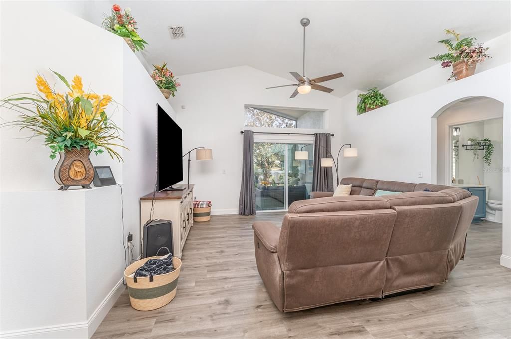 For Sale: $349,900 (3 beds, 2 baths, 1649 Square Feet)