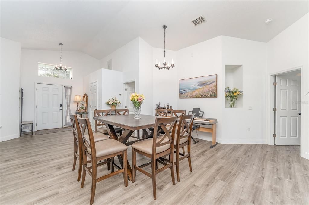 For Sale: $349,900 (3 beds, 2 baths, 1649 Square Feet)
