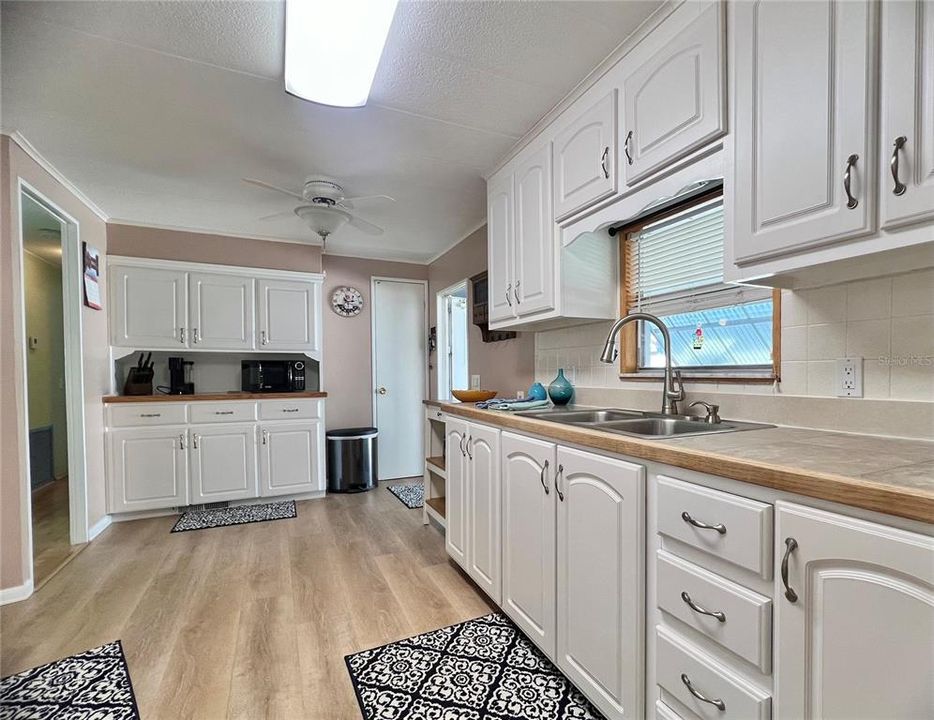 На продажу: $180,000 (2 спален, 2 ванн, 1376 Квадратных фут)